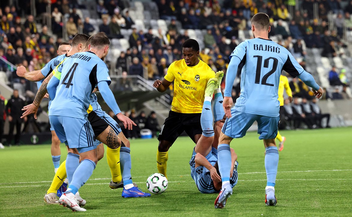 Yhdeksän KuPS:n Kansallisen liigan joukkueen pelaajaa kannustaa miesten edustusta Selhurst Parkilla