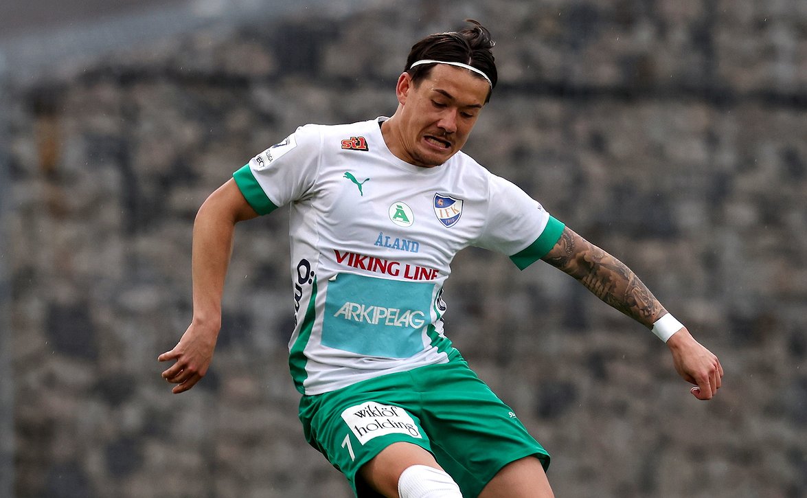 ​"Monta palloa ilmassa" – maalitykki Adam Larssonille IFK Mariehamn on yhä vaihtoehto