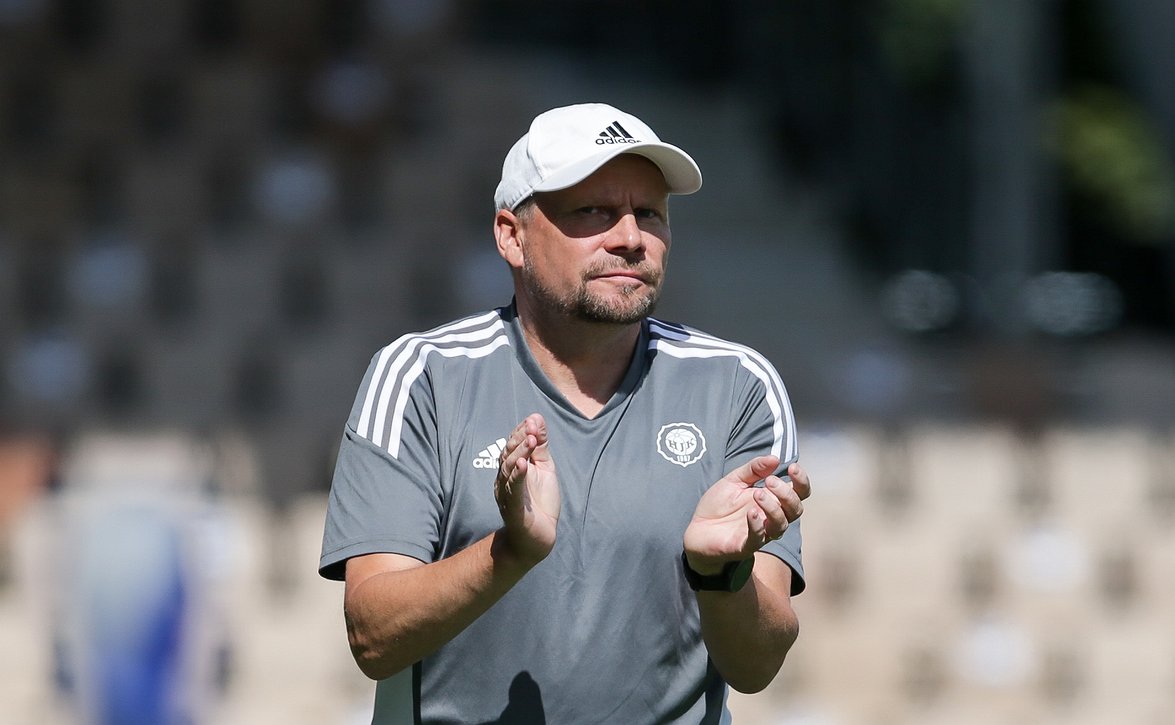 "Olen pettynyt pelaajien puolesta" - HJK-luotsi Toni Korkeakunnas harmitteli punaista korttia