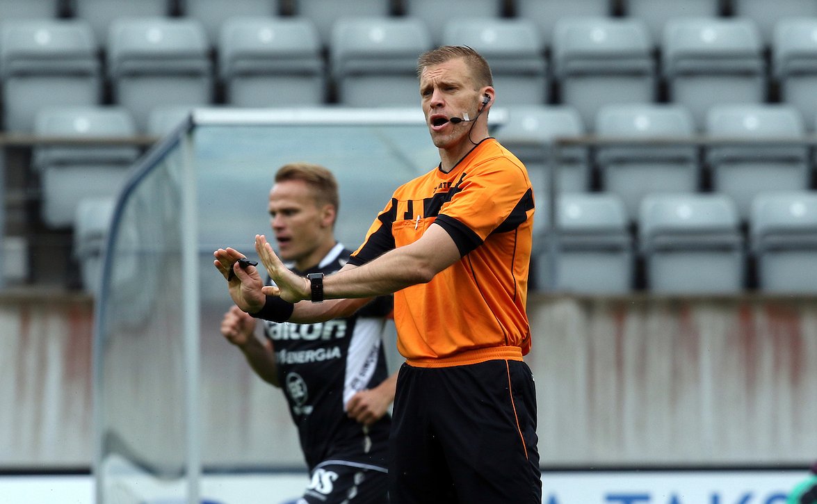 Marko Grönholm päätti komean erotuomariuransa Pohjanmaan derbyyn