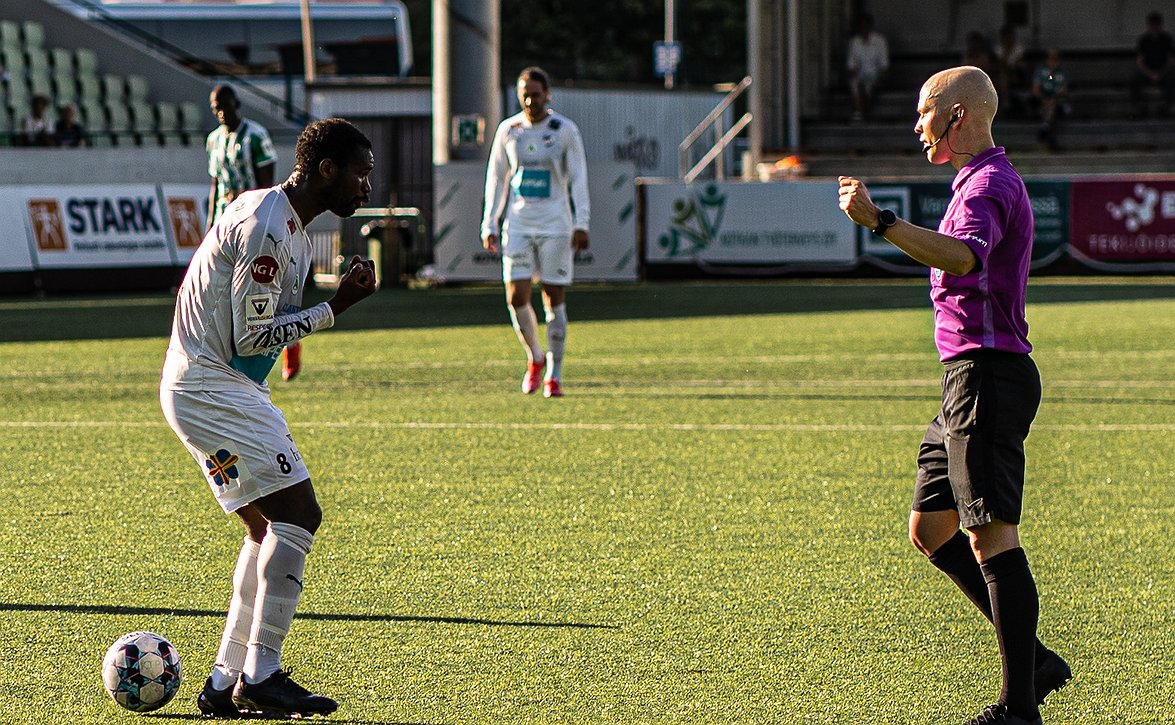 "Tämä homma on parasta, mitä tiedän" - tilastokakkoseksi noussut Antti Munukka nauttii erotuomaritehtävistä