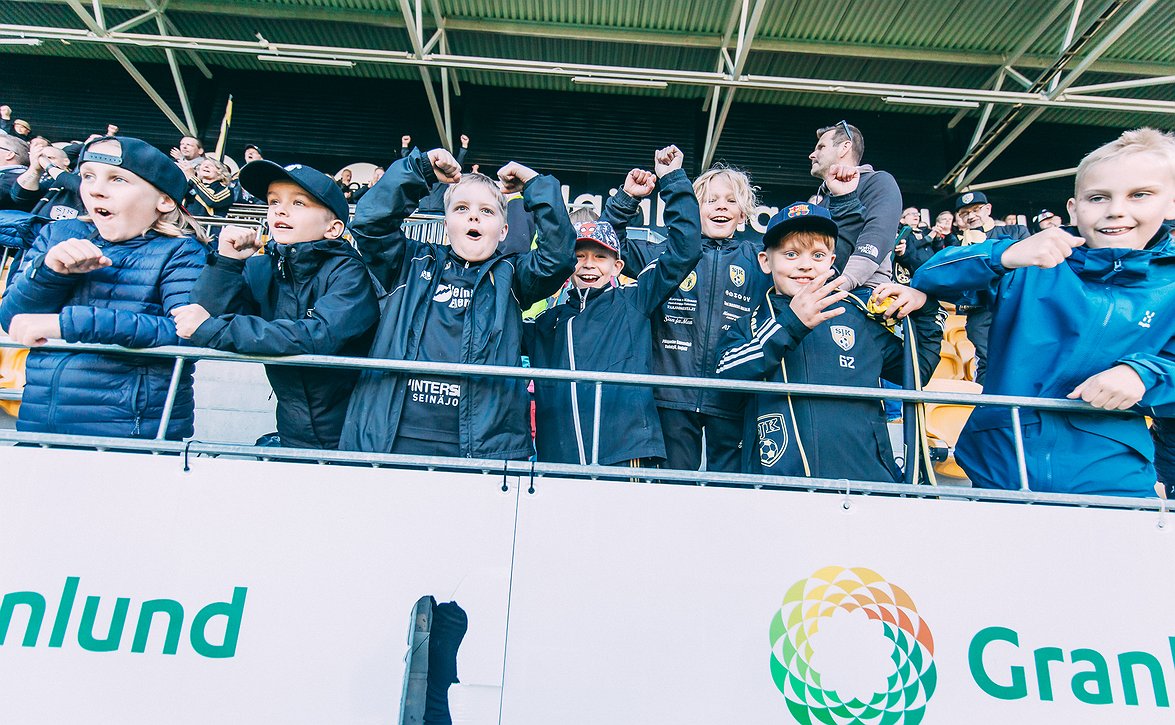 OmaSp Stadionin itäpääty on jatkossa Keskustaksin Juniorikatsomo