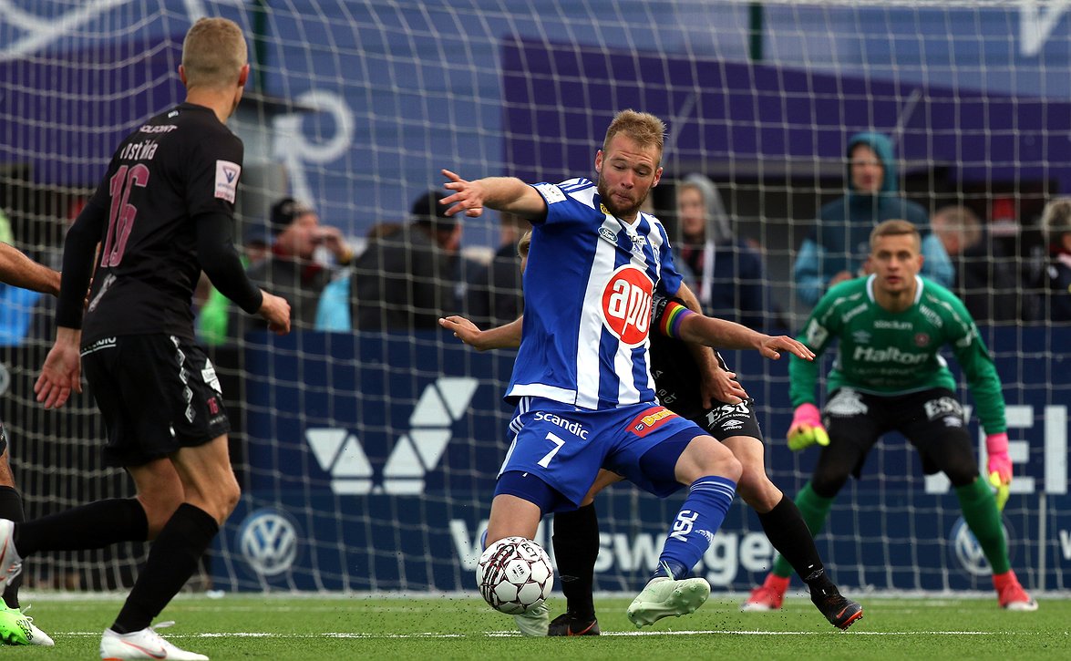 ​HJK:n maalipyssy pelasi nappipelin äitinsä edessä - "Nautin todella pelistä"