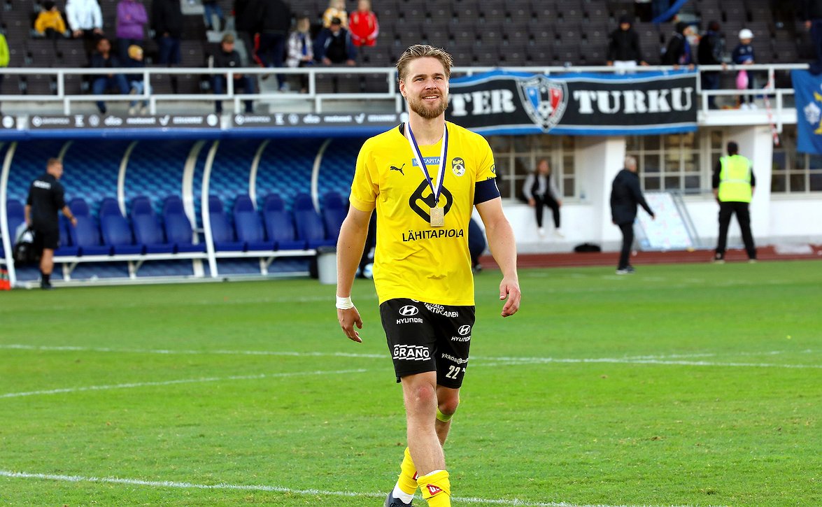 "Etuoikeutettu olo" - Henri Toivomäki jatkaa KuPS:n kapteenina