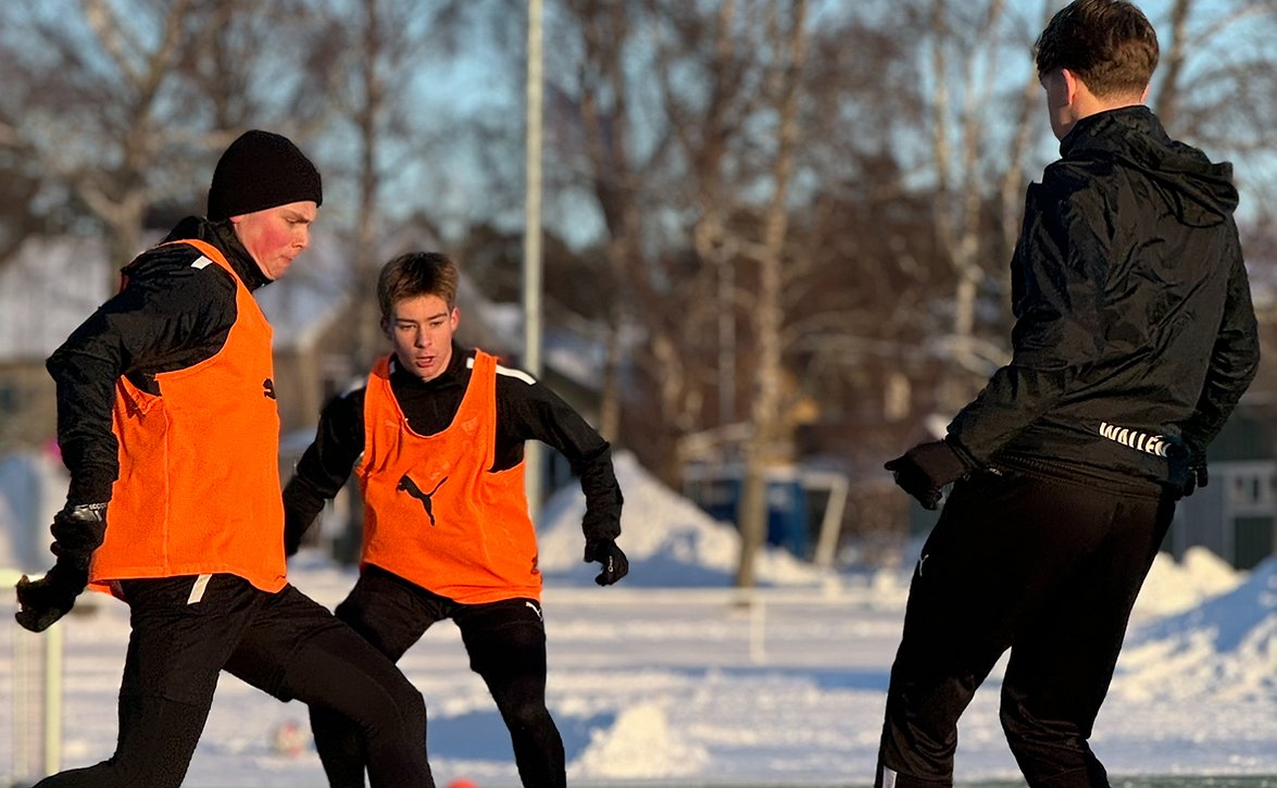 ​IFK Mariehamnin mentorointiohjelma jatkuu – esikuvia junioreiden harjoituksiin