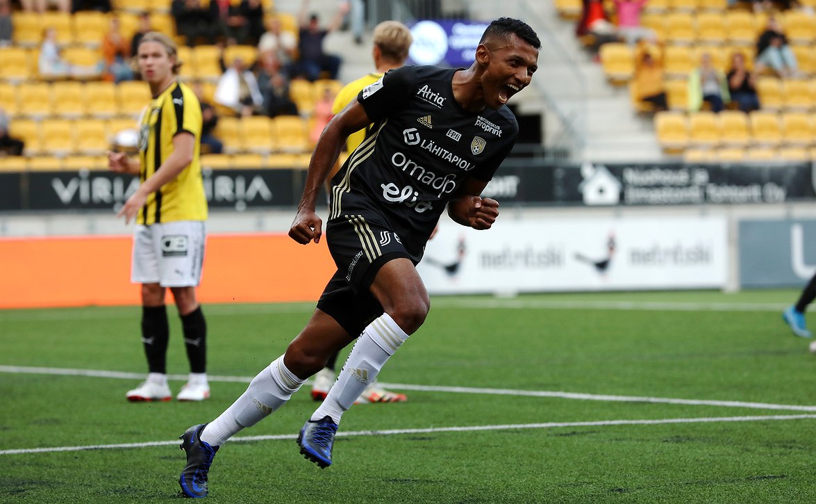 AC Oulu ja Cristhian Valencia sopimukseen