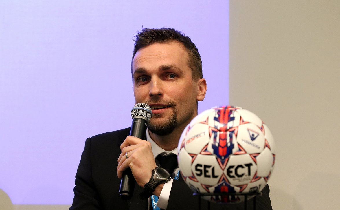 Yksi KuPS-pelaaja HIFK:lla suurennuslasin alla