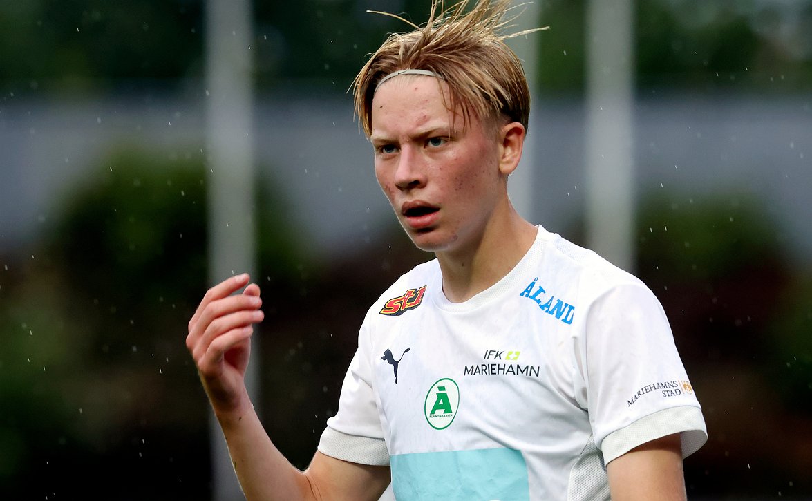 ​IFK Mariehamnin Arvid Bergvikillä omat kannustusjoukot perjantaina Seinäjoella