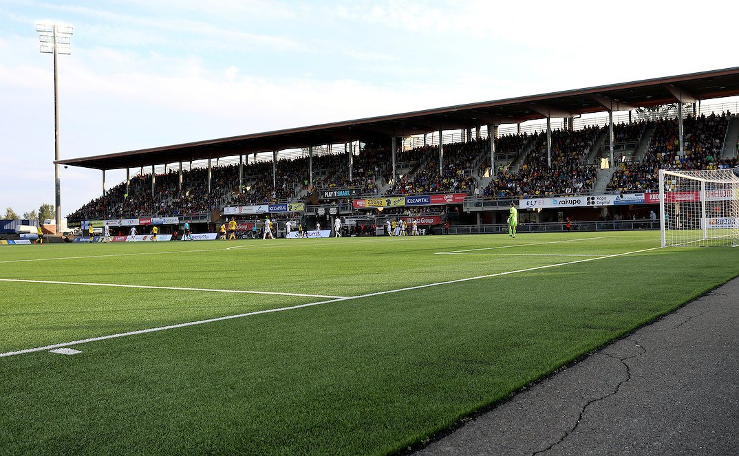 ​Uuden jalkapallonurmen asennus Savon Sanomat Areenalla käynnissä