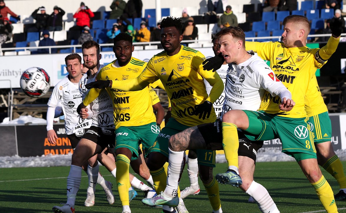 Juuso Waldenin Jeeppi liikkeellä Tampereella - jaossa lippuja Pirkanmaan derbyyn