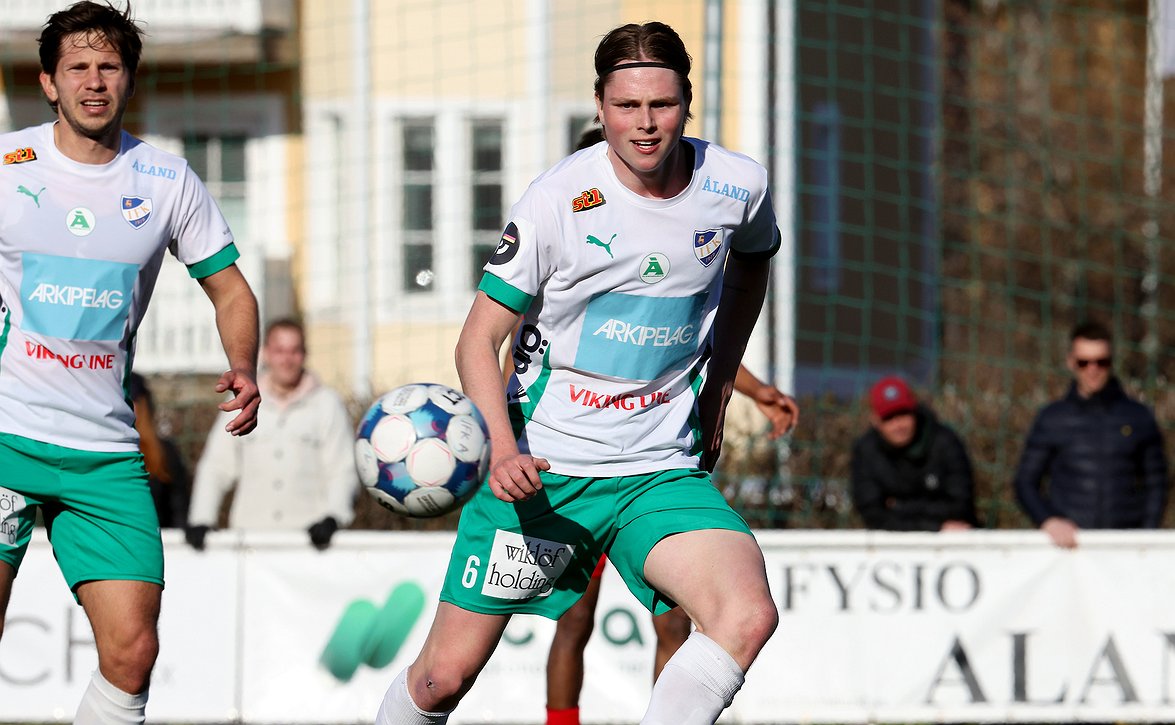 "Ehdottomasti voin suositella" - Niilo Kujasalolla on pelkkää hyvää sanottavaa vuodesta Maarianhaminassa