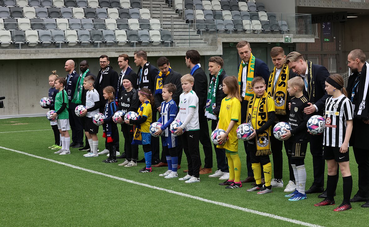 ​Rangaistuspotkuja media-avauksessa – seurojen juniorit keräsivät rahaa hyvään tarkoitukseen