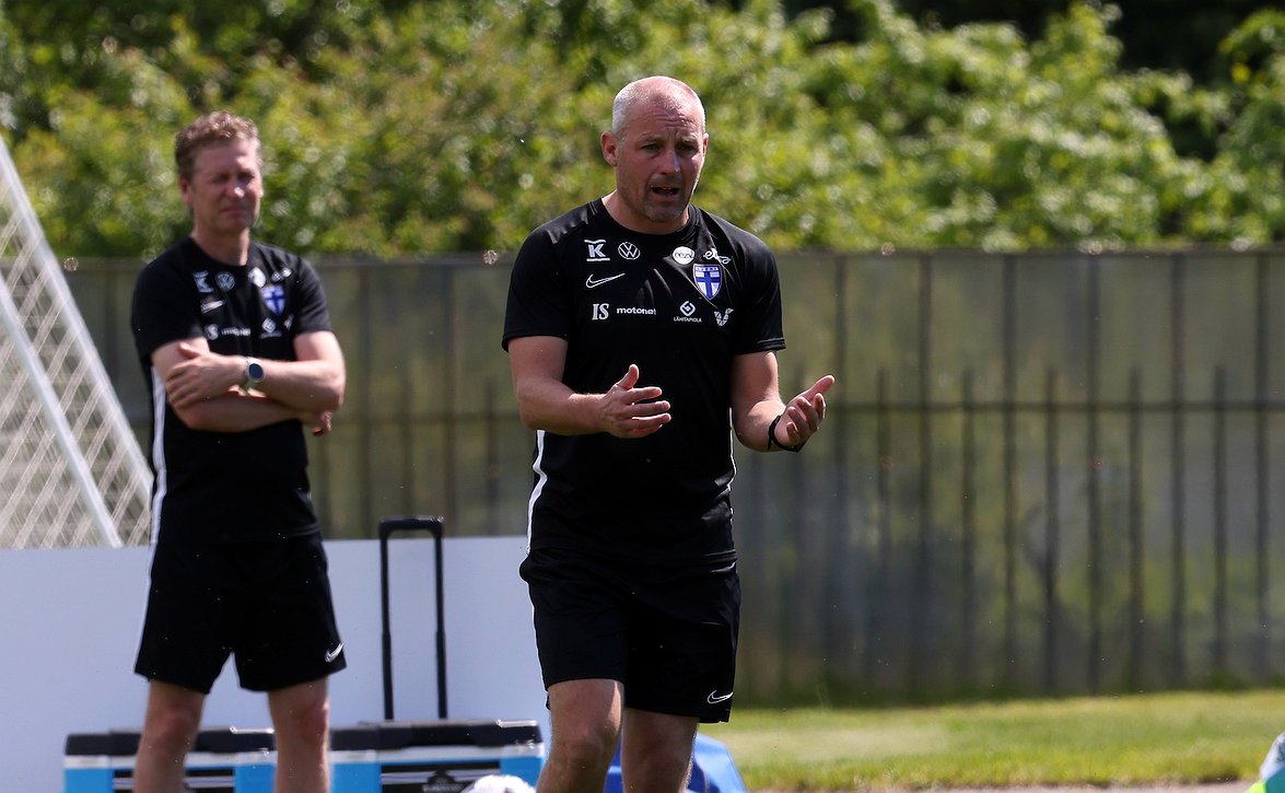 ​"Tärkeitä näyttöpaikkoja Veikkausliigapelaajille" – talvimaaotteluiden peruuntuminen harmittaa Mika Nurmelaa