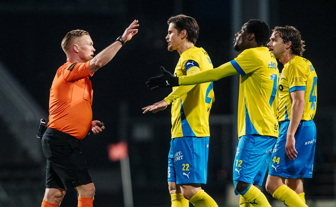 Erotuomari Kalle Mäkinen hyvästeli Veikkausliigakentät keskiviikkona Turussa