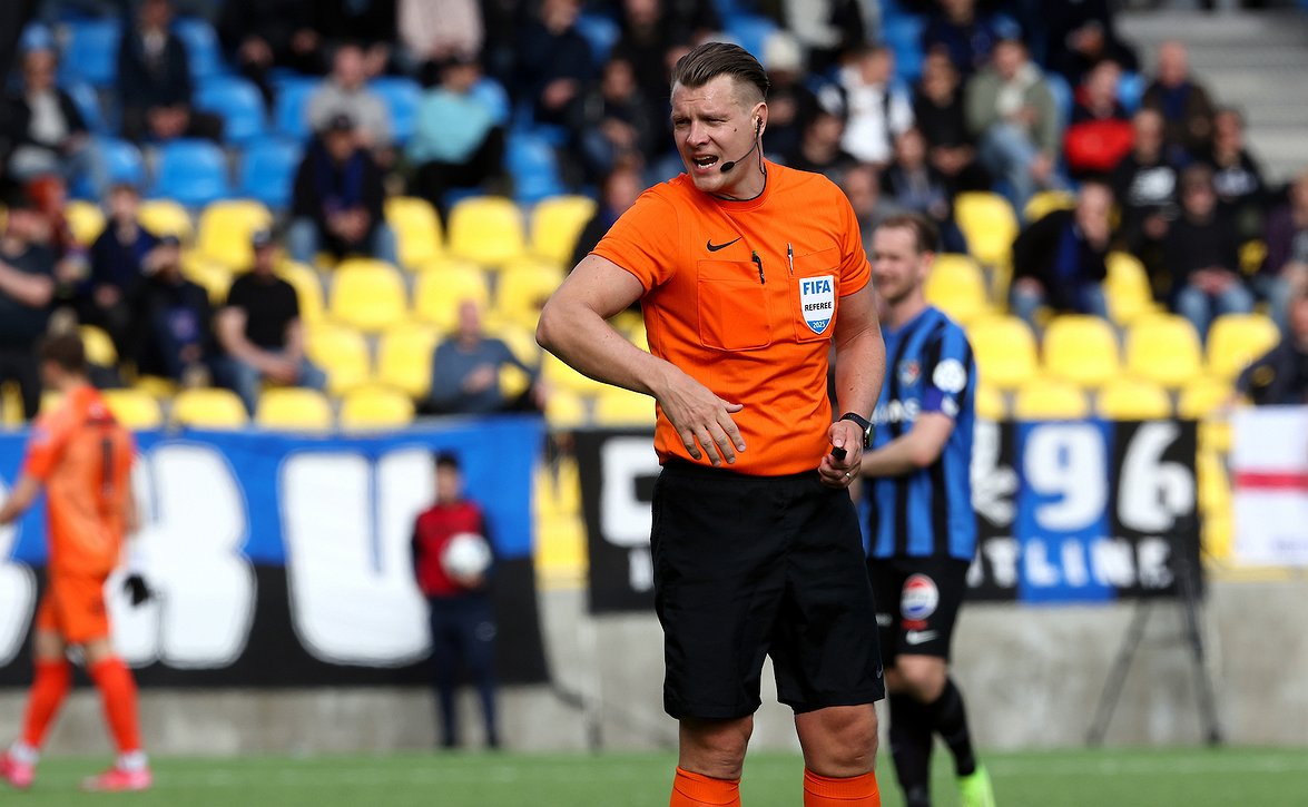 Joni Hyytiän johtama erotuomarikolmikko UEFA Youth Leaguen ottelussa Saksassa torsttaina