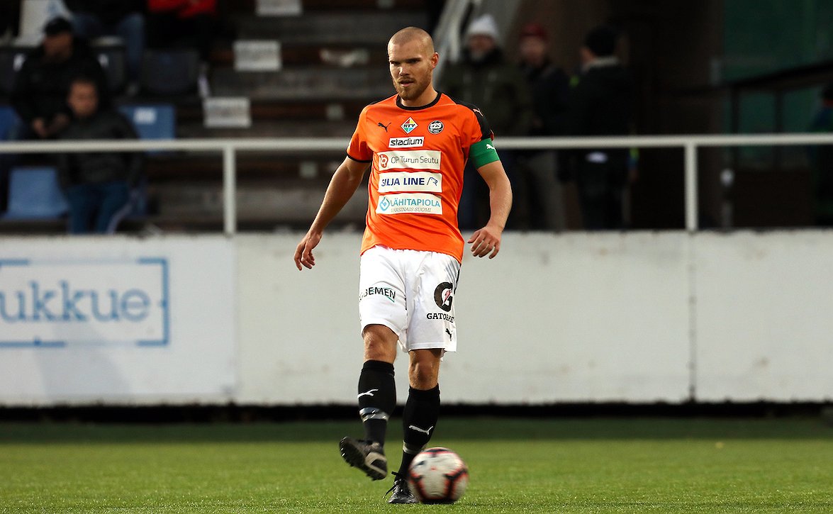 Rasmus Holma avaa Mustavalkoinen kaupunki -dokumenttisarjan