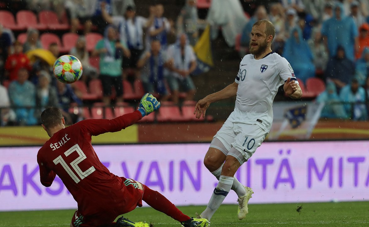 Huuhkajille hieno kotivoitto Bosnia-Hertsegovinasta - Teemu Pukki huipputehokkaana