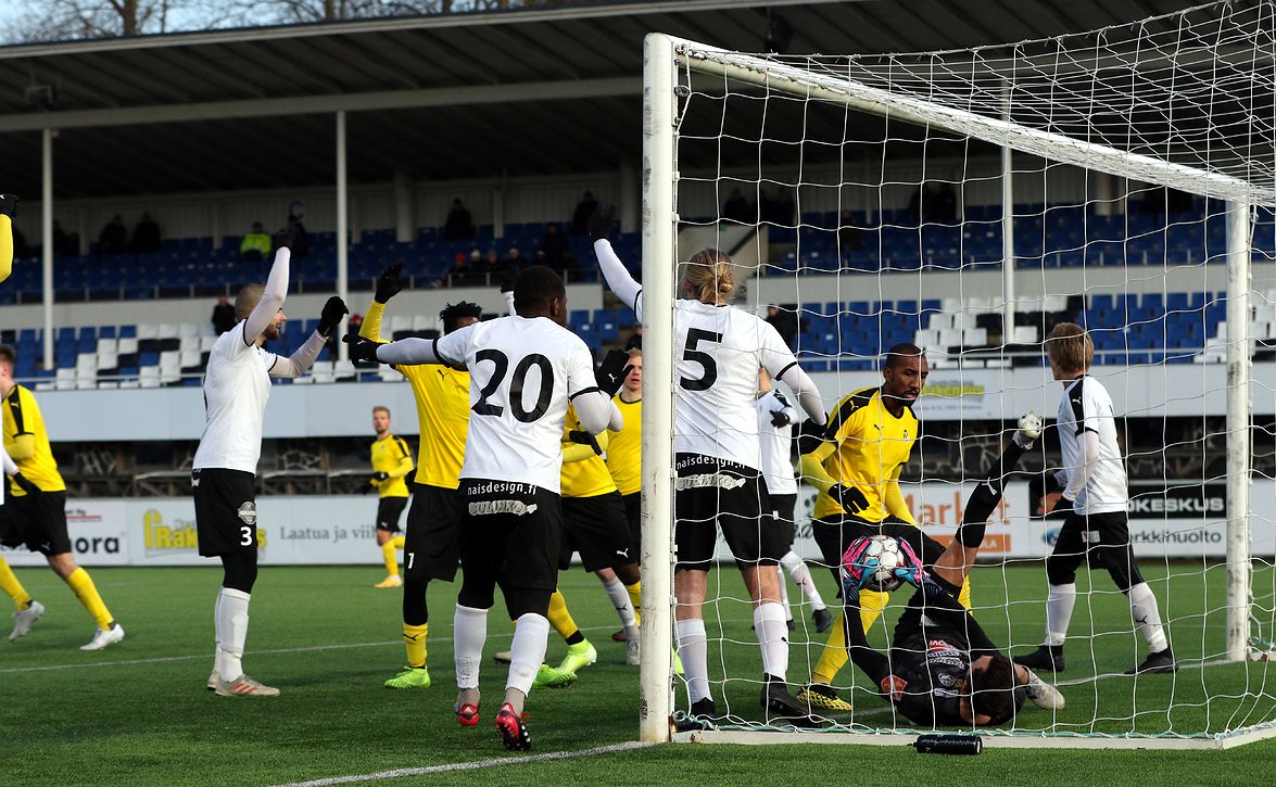 Teemu Tainiolla yhä mietittävää Hakan pelaajatilanteen kanssa