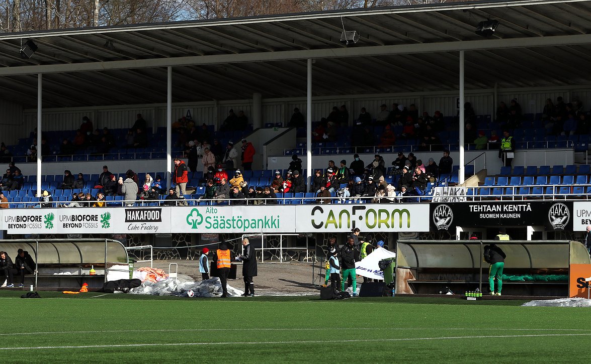 Tehtaan kentän nurmityöt hyvin aikataulussa