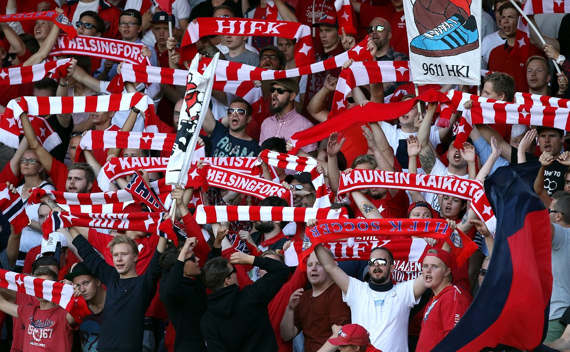 HIFK:n kannattajajoukko matkaa junalla Vantaalle