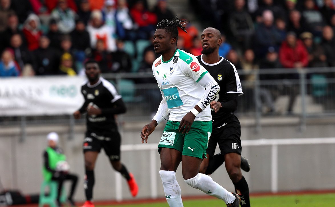 ​"Parhaat vitsit ja paras laulaja" – IFK Mariehamnin Aristote Mboma tietää kykynsä