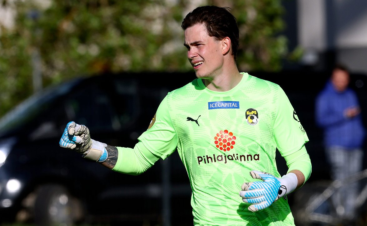 ​Hemmo Riihimäki jatkaa KuPS-maalilla - optio kaudesta 2027 käytetty