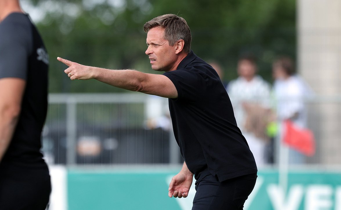 Interin taustatiimi koossa - vahva ryhmä päävalmentaja Vesa Vasaran tukena