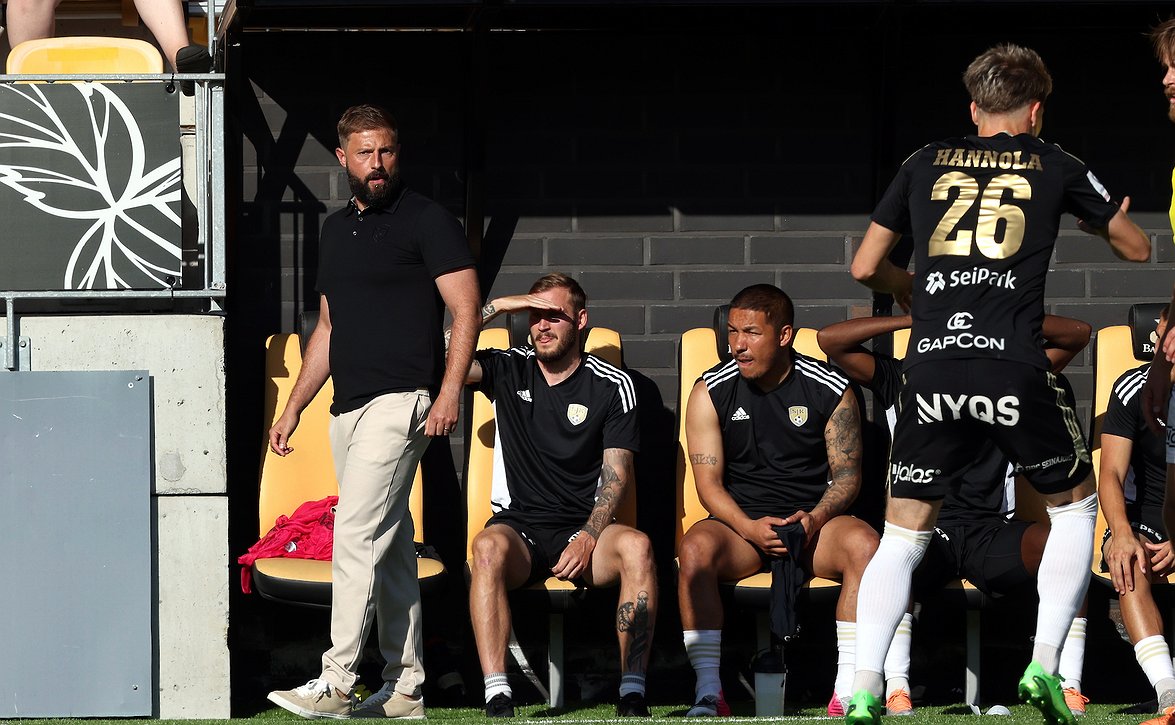 "Voitto omalla kotistadionilla mahtavassa tunnelmassa" - SJK-luotsi Joaquin Gómezilla aihetta iloon