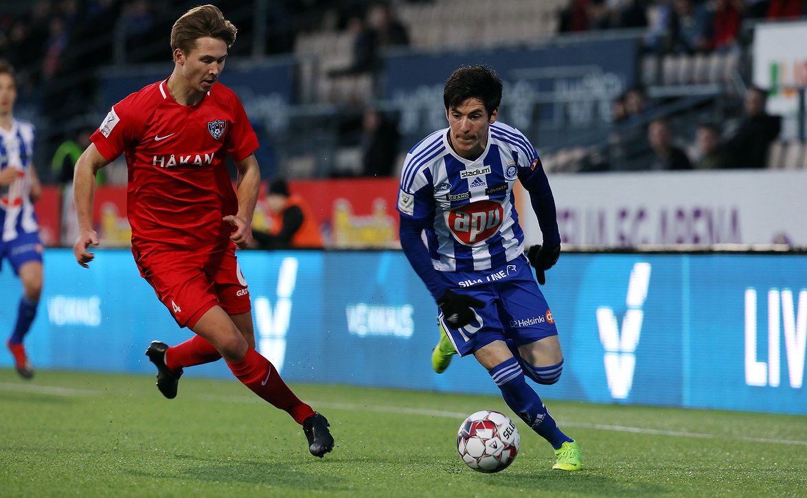 Urheiluhenkeä parhaimmillaan: toppari varmisti kolhitulta ystävältään, että kaikki on kunnossa