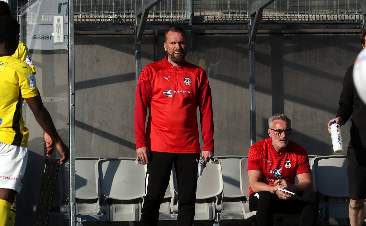 "Pelasimme erittäin hyvän ensimmäisen jakson" - KuPS-luotsi Jani Honkavaara löysi tappiosta hyvääkin