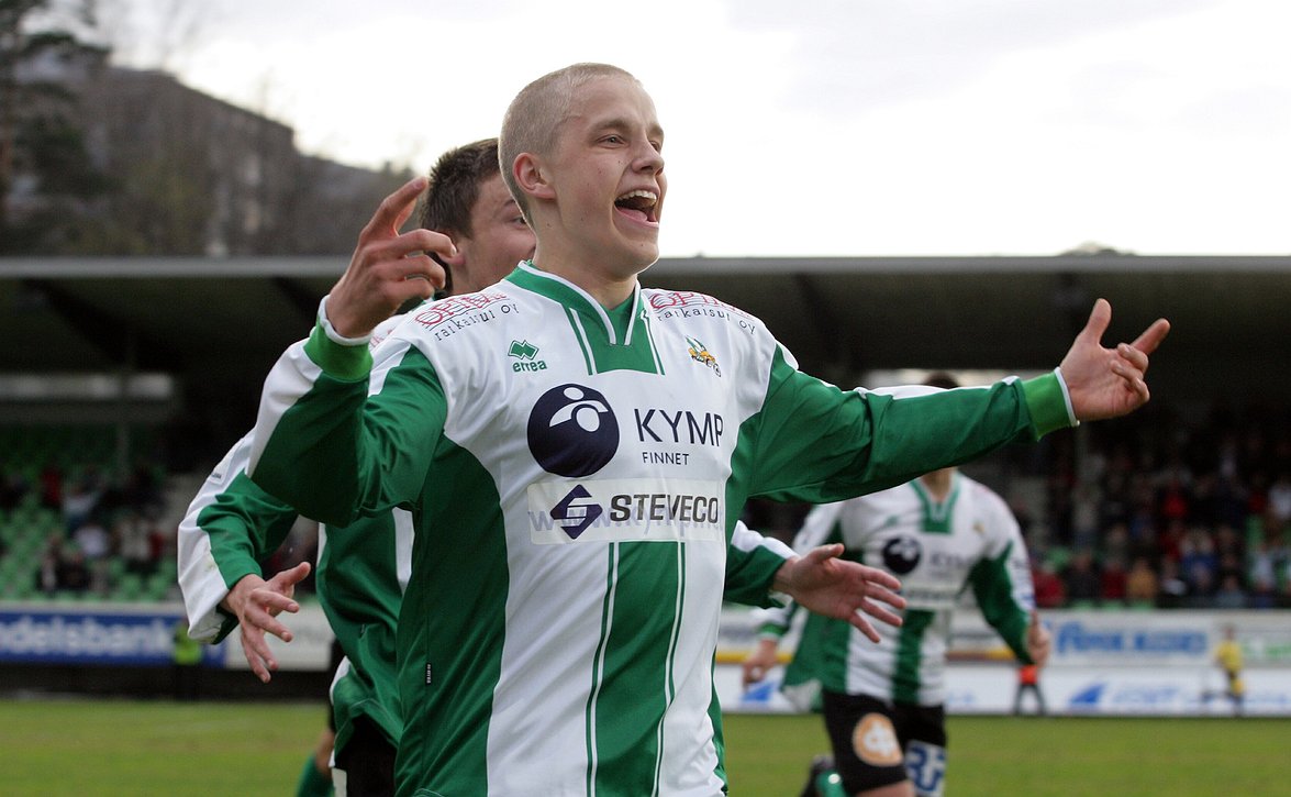 Huuhkajapelaajat muistelevat liigadebyyttejään: ”Juoksin väärälle puolelle kenttää”