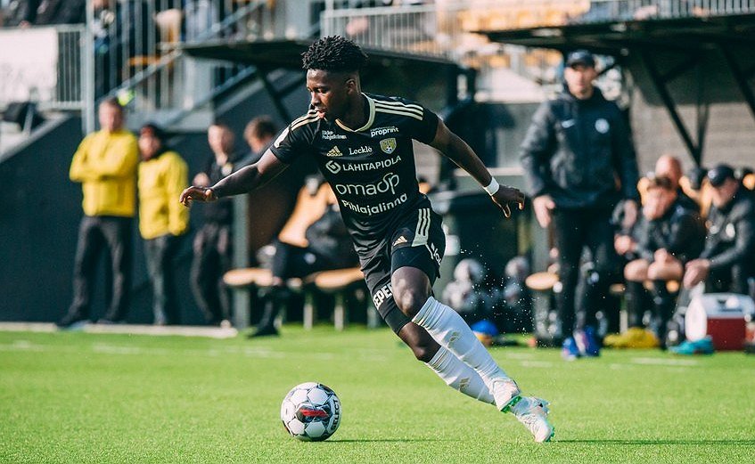 "Kaikki askeleet läpi pelaajapolulta" - Kingsley Ofori pysyvästi SJK:n riveihin