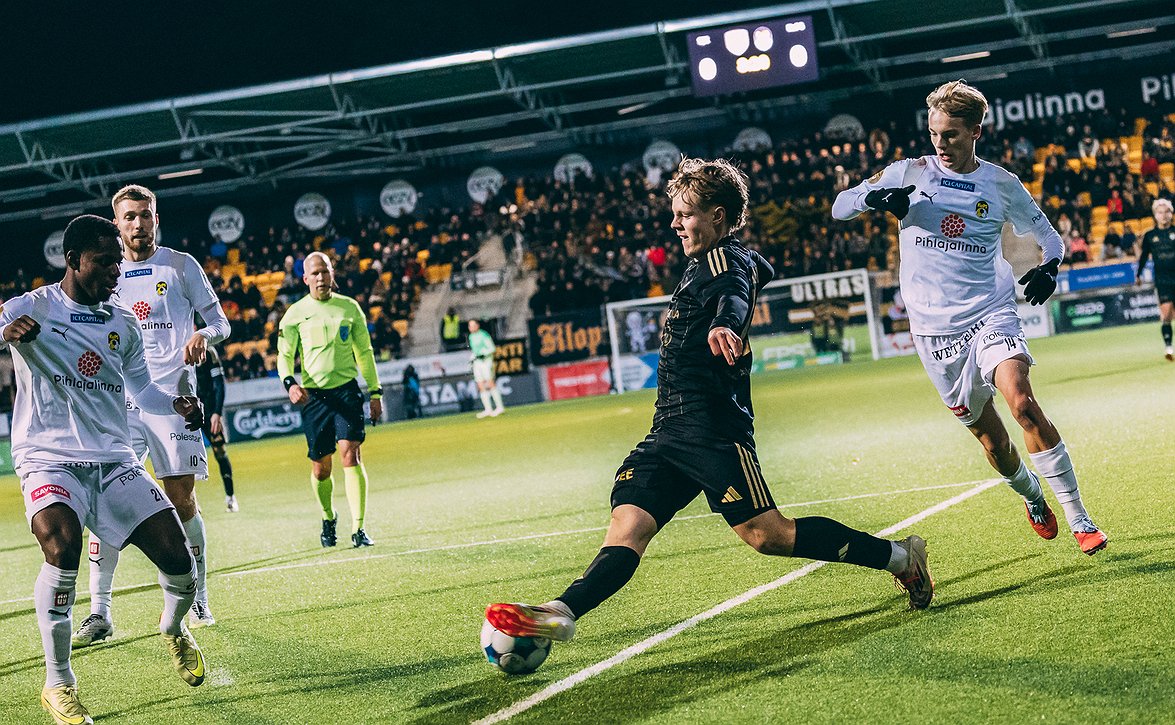 KuPS tarrasi tiukasti kärkipaikkaan - TPS sinetöi nousun Veikkausliigaan