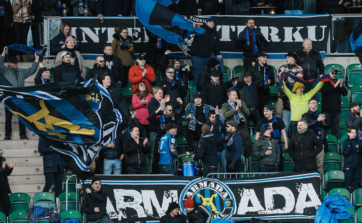 ​"Näyttää ihan oikealta jalkapallostadionilta" – Veritas Stadionin uusi pääkatsomo Ukrainan väreissä