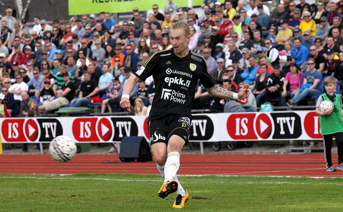 Penninkangas nauttii OmaSp Stadionin tunnelmasta