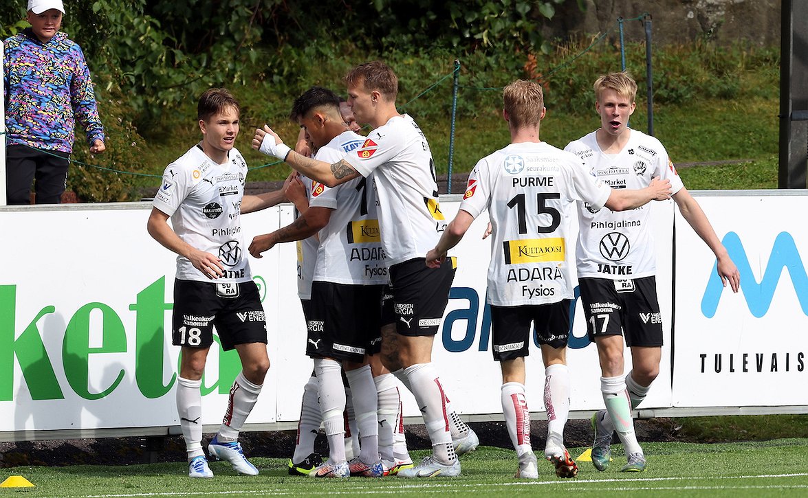 Ossi Virta Hakan jalkapallokoulun vetäjänä hiihtolomalla - edustuksen pelaajia tavattavissa