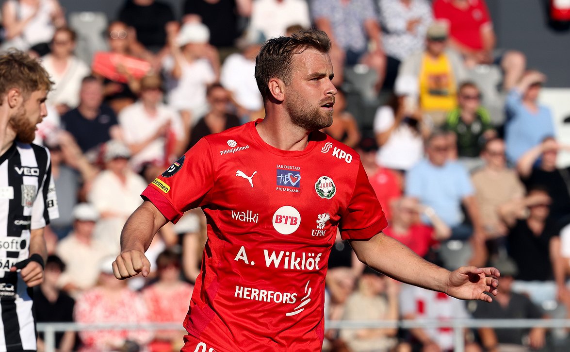 "Tärkeä pelaaja joukkueessa" - Erik Gunnarsson jatkaa Jaron takalinjoilla