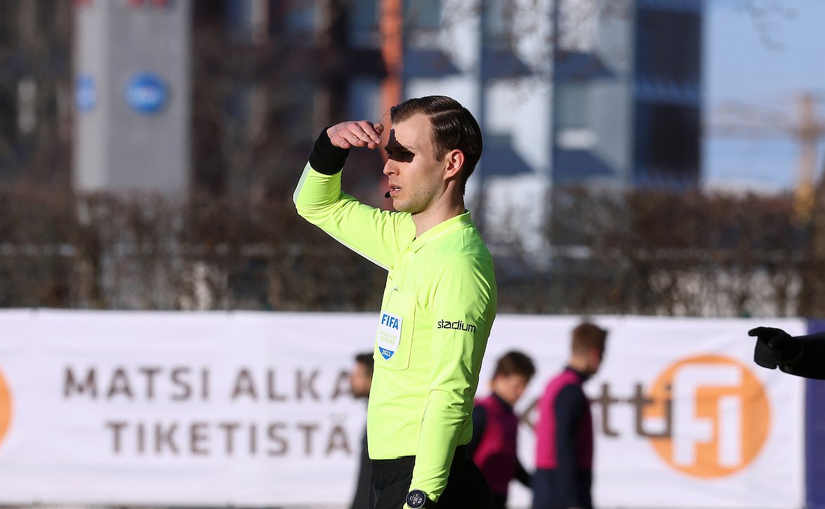 Turkka Valjakka avustavana erotuomarina alle 19-vuotiaiden EM-lopputurnauksessa