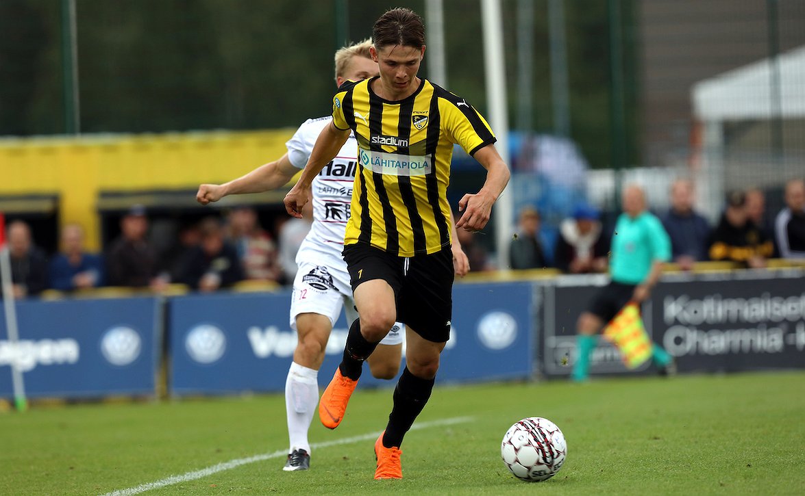 Huuhkajille ikävä takaisku - yksi pelaaja ei matkustanut ryhmän mukana Dohaan