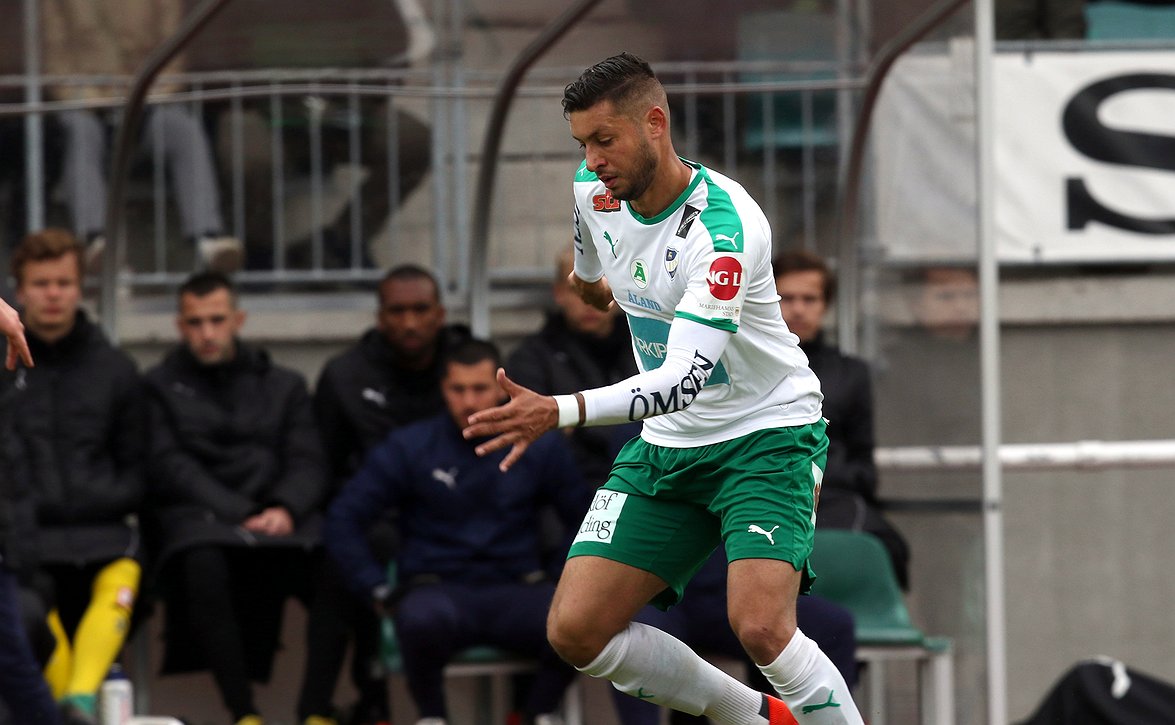 ​IFK Mariehamnin pelaajia ruotsin kurssilla kahdessa "tasoryhmässä"