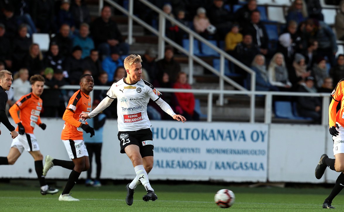 FC Hakalla melkein kaksi joukkuetta jalkeilla