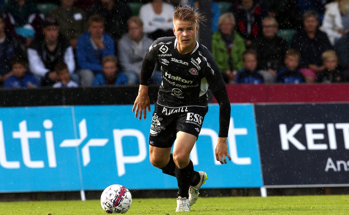 Puolustaja Henri Toivomäki KuPS-paitaan