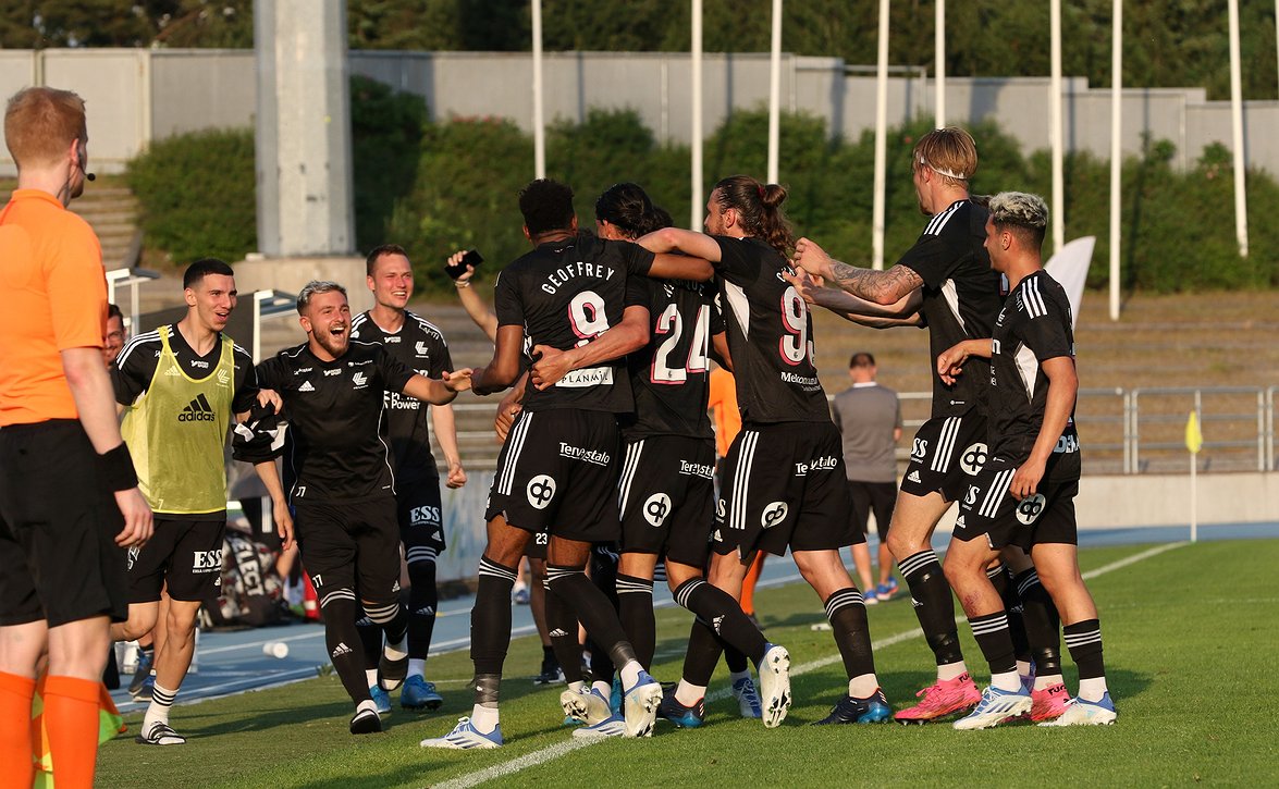 FC Lahden valmennusta ja pelaajia tavattavissa torstain after work -tilaisuudessa
