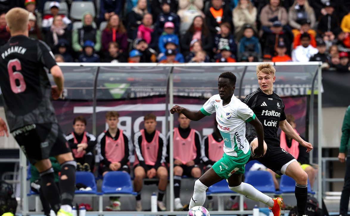 "Jalkapallo kuuluu kaikille" - FC Lahti yhteistyökumppaneineen lahjoitti ottelulippuja