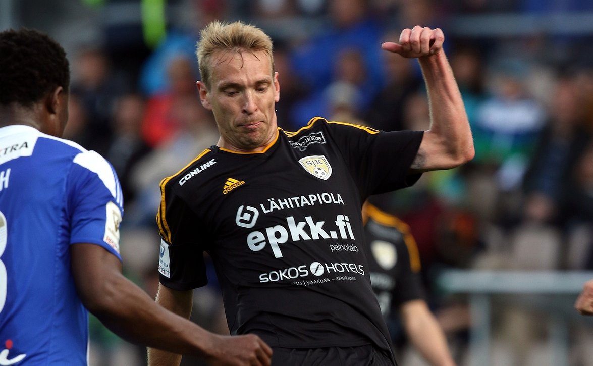 ​Jussi Vasara rikkomassa 200 ottelun rajan