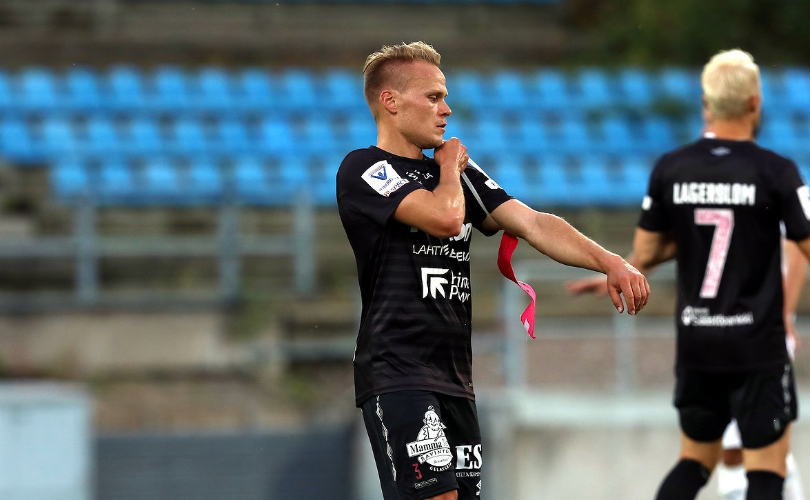 Mikko Hauhia saavuttamassa 200 peräkkäisen ottelun rajapyykin