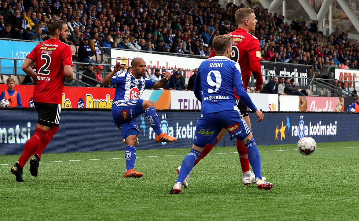 Helsingin Bolt Arenan uusi jalkapallonurmi otettiin käyttöön