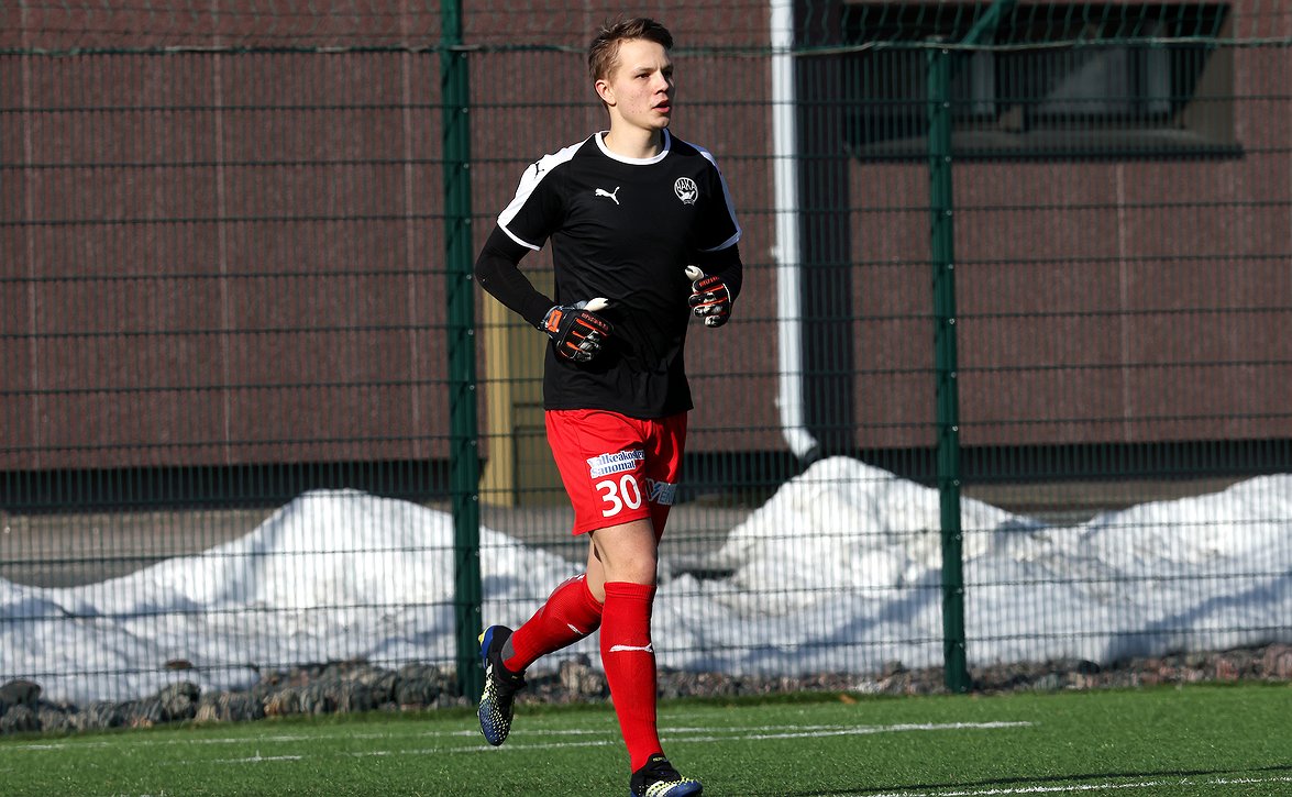 Hakan maalivahtilupaus ammentaa oppia kokeneemmilta 