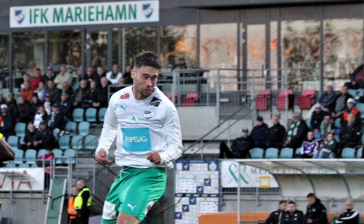 ​IFK Mariehamnin Mikko Sumusalo ja Vahid Hambo pitävät yhtä myös kentän ulkopuolella
