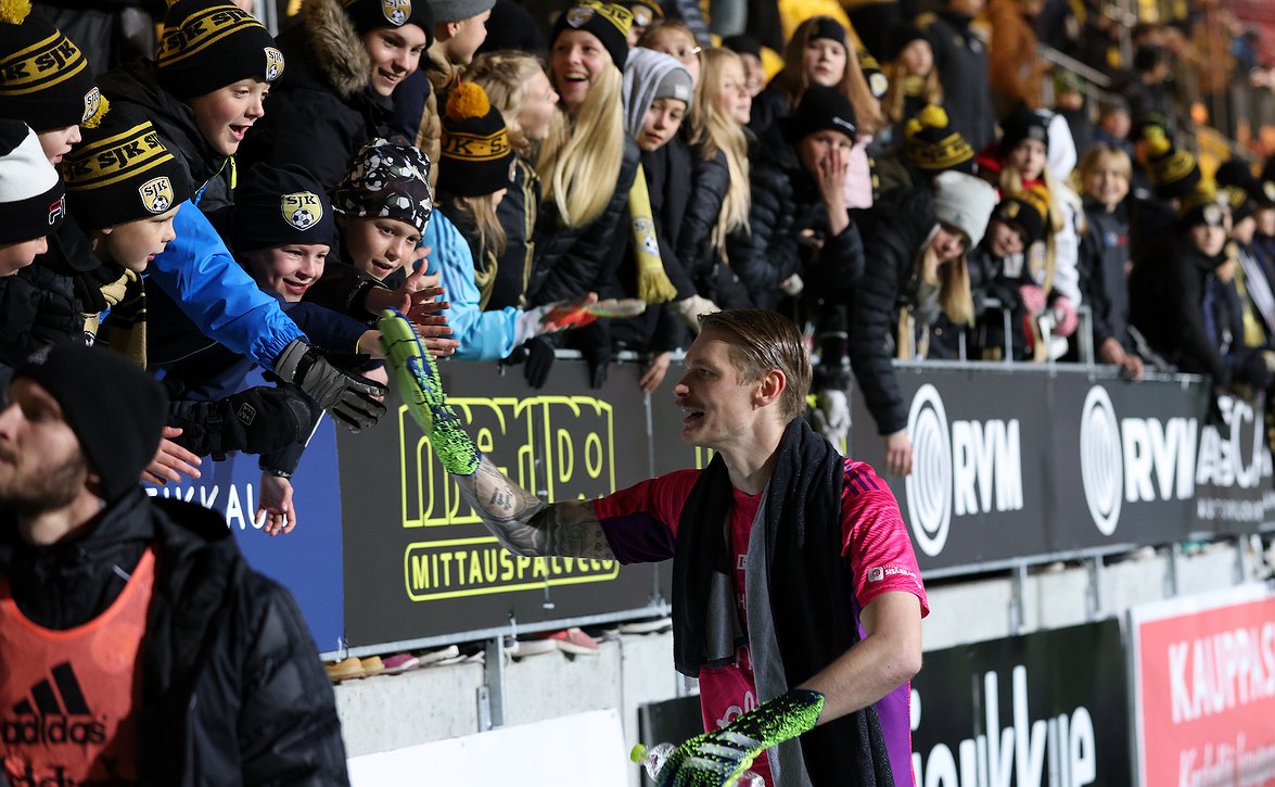 "Kaikki fanit ovat mahtavia" - Jesse Öst on SJK-fanien suosikki ja fanit Östin